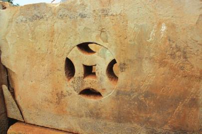 宜宾发掘明太子少保墓 墓室石头完整排水系统健