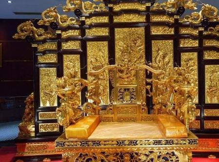 皇帝的龙椅是什么做的 为何历经两个朝代都是金闪闪的呢