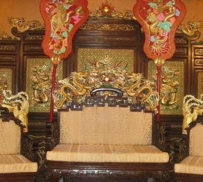 皇帝的龙椅是什么做的 为何历经两个朝代都是金闪闪的呢