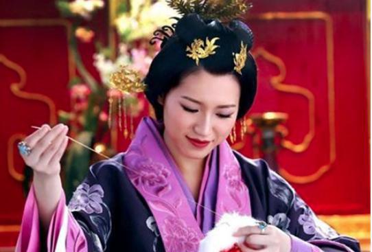 妃子不受宠被赶回老家，嫁乞丐20年后成开国皇后