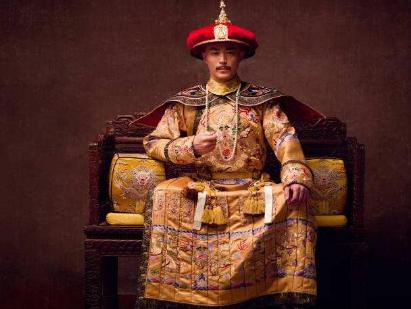 他是乾隆的叔叔 因为出生晚，生活过的比皇帝还舒服