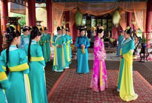 她是被养在宫外的四春娘娘之一,最后由宫女升为妃