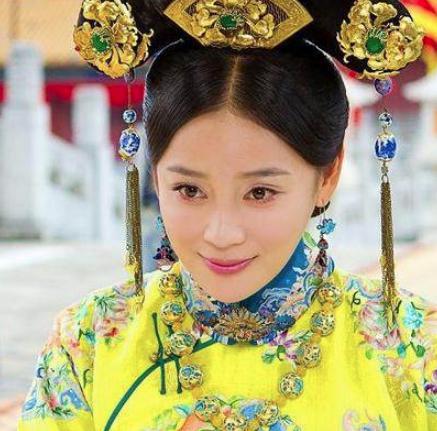 她是被养在宫外的四春娘娘之一,最后由宫女升为妃