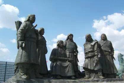 黄金家族：元朝建立后狭义上黄金家族指，托雷甚至忽必烈一系后裔