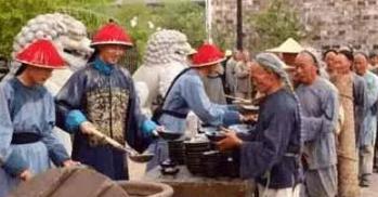 和珅施粥时将沙子撒到粥里，几百年后，他的做法被世界认可！