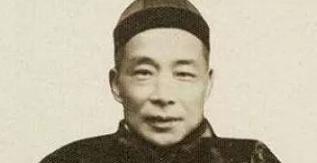 他借钱从来不花，全部锁在柜子里，按时还款，后来成亿万富翁