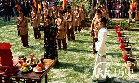 中国历史上第一个祭祀孔子的皇帝是谁？