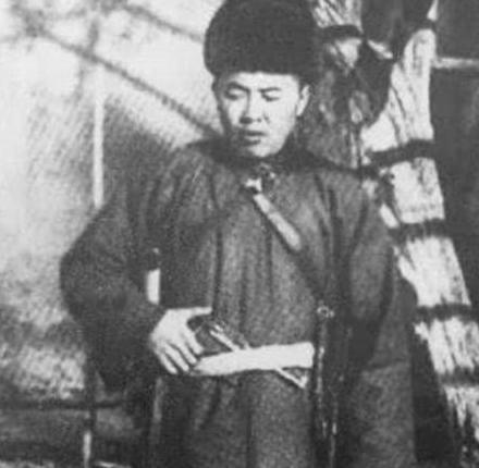 张海天在抗日战争期间起了什么作用