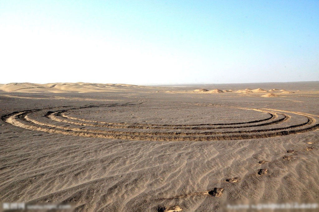 青海德令哈外星遗址附近发现巨型怪圈