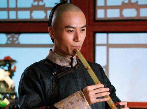 成妃为康熙生一子却是残疾，雍正封他为亲王