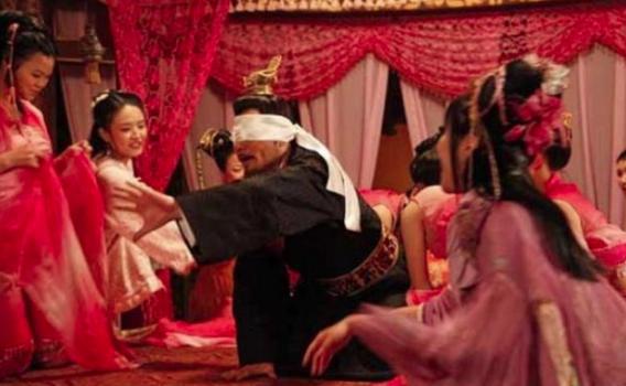 儿子设计灌醉了皇帝的妃子，结果还当上了皇帝