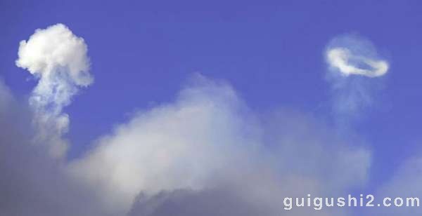 意大利火山喷出罕见的完美圆形汽圈奇观