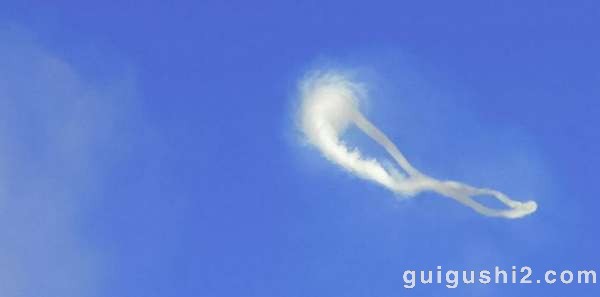 意大利火山喷出罕见的完美圆形汽圈奇观