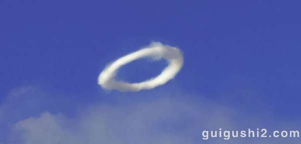 意大利火山喷出罕见的完美圆形汽圈奇观