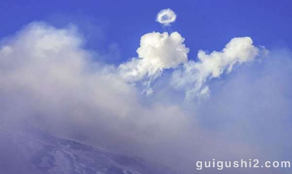 意大利火山喷出罕见的完美圆形汽圈奇观