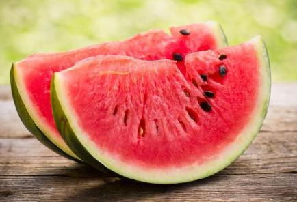 乾隆吃瓜农西瓜为何还要杀他呢 只因瓜农的一句话