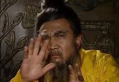 三国时期割须弃袍的是谁?