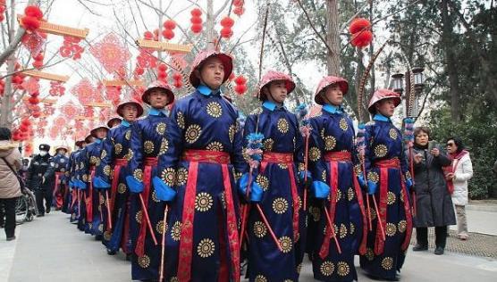 吴雄光晚上加班遇到乾隆皇帝,从此飞黄腾达