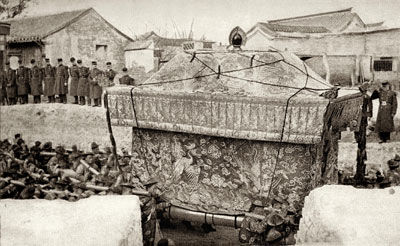 慈禧太后一再改陵 死后被挖惨象不忍直视