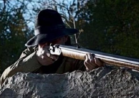 花甲父亲为儿子报仇，孤身杀掉130名政府官兵