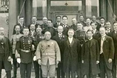 丫鬟一部位特殊被少爷纳为妾，婚后生三子一女，次子大名无人不晓