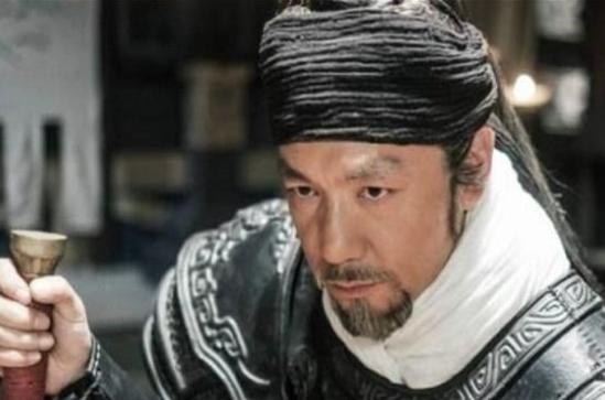 他出身贫寒成为将军,最后被君主赐剑自杀