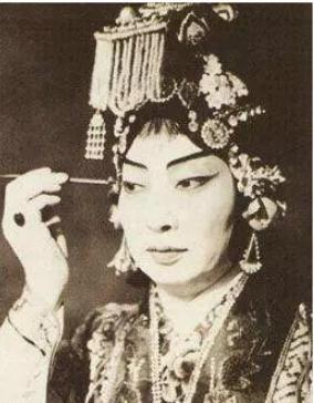 他是民国的流量担当，胡适狠命捧场