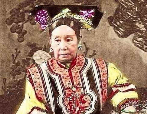 她是晚清的一位公主，曾伺候过慈禧沐浴