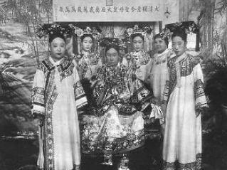 她是晚清的一位公主，曾伺候过慈禧沐浴