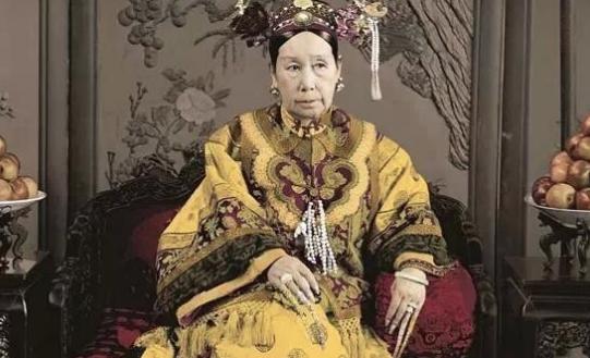 她是晚清的一位公主，曾伺候过慈禧沐浴