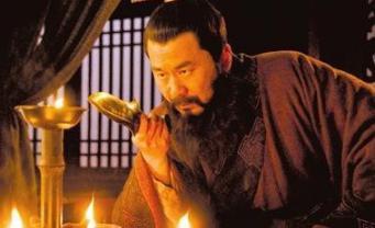 被后世史书歪曲的“枭雄”，曹操有什么是刘备都自愧不如的