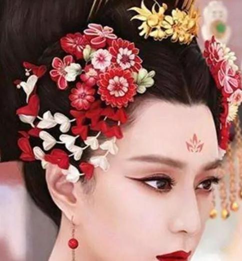 古代的有一种刑罚，不疼但很屈辱，上官婉儿受刑后，竟妖艳不少