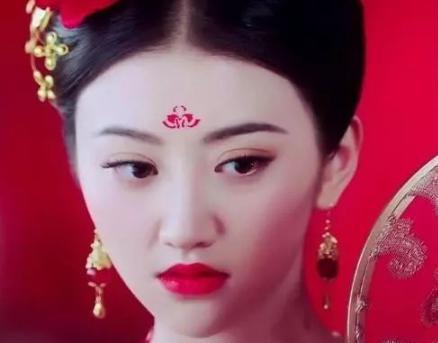 古代的有一种刑罚，不疼但很屈辱，上官婉儿受刑后，竟妖艳不少