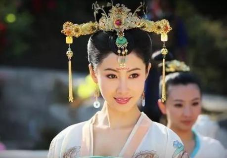 古代的有一种刑罚，不疼但很屈辱，上官婉儿受刑后，竟妖艳不少