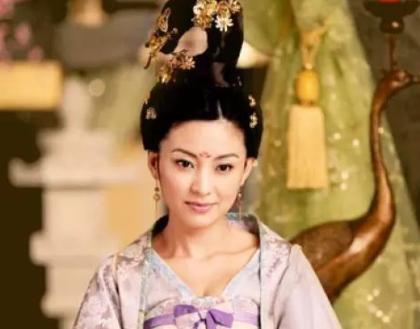 古代的有一种刑罚，不疼但很屈辱，上官婉儿受刑后，竟妖艳不少