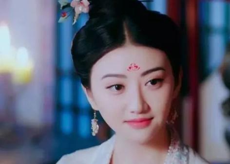 古代的有一种刑罚，不疼但很屈辱，上官婉儿受刑后，竟妖艳不少