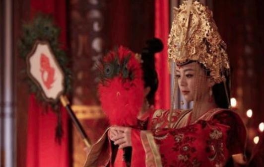 她从皇后变成公主，夫妻关系一直不好