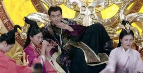 她从皇后变成公主，夫妻关系一直不好