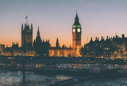 1832年议会改革为英国资产阶级民主制度的发展奠定了基础 对宪章运动埋下了伏笔