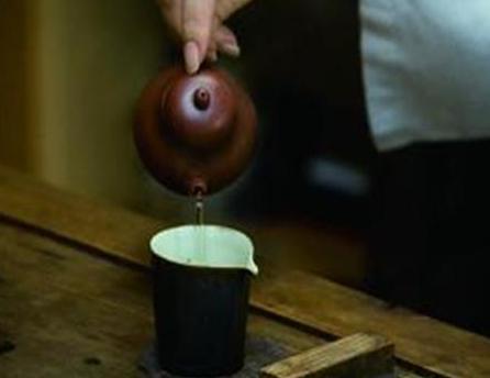 古代基本上家家户户都喝茶 为何下毒的人不在茶里下毒而是酒中呢