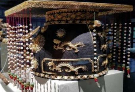 皇帝冠帽上为何挂那么多的珠子 里面可是大有讲究的