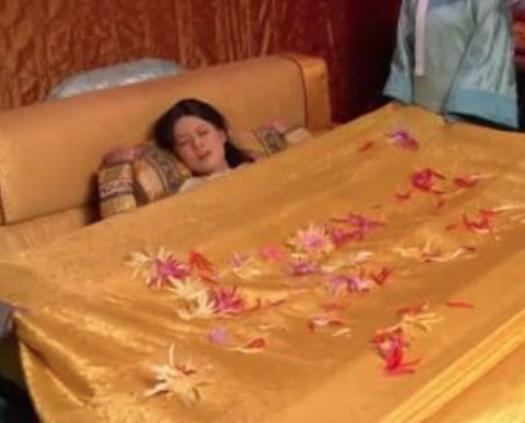 此人当了半天皇后，亲生女儿为何被皇帝下令烧掉