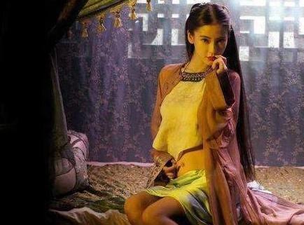 古代女子上半身只有穿肚兜护体 那么下半身到底穿什么呢