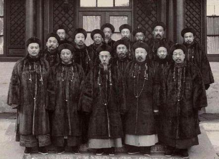 内阁学士与军机大臣都是清朝非常重要的官员 他们的地位谁更加高点