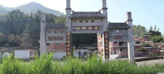 秦始皇受辱后，做了一件事让孔子背锅两千年