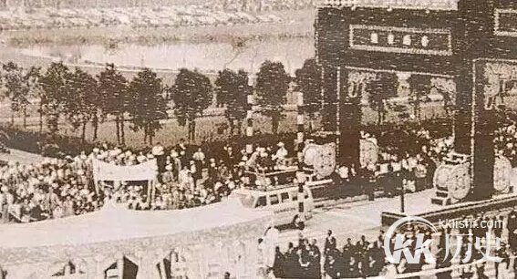 蒋介石死讯传来，毛泽东为何一脸凝重？说三个字