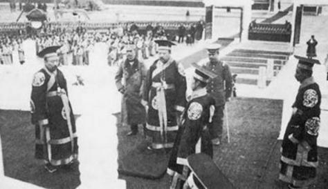 袁世凯复辟简介 复辟的时间是哪一年开始的