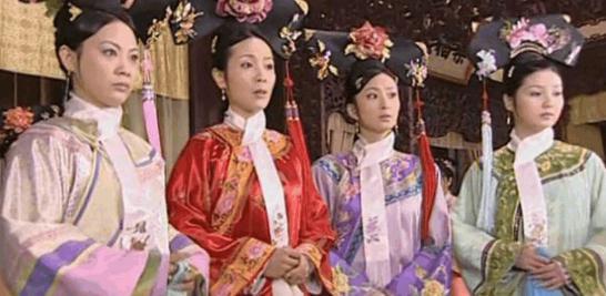 满清妃子们脖子上总是围着一条白色围巾是什么意思?龙华领巾