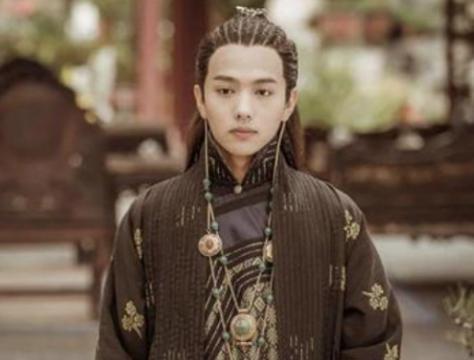 乾隆对嘉庆不放心，留下一人辅佐他
