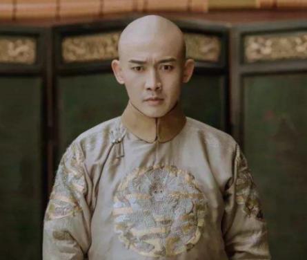 乾隆对嘉庆不放心，留下一人辅佐他